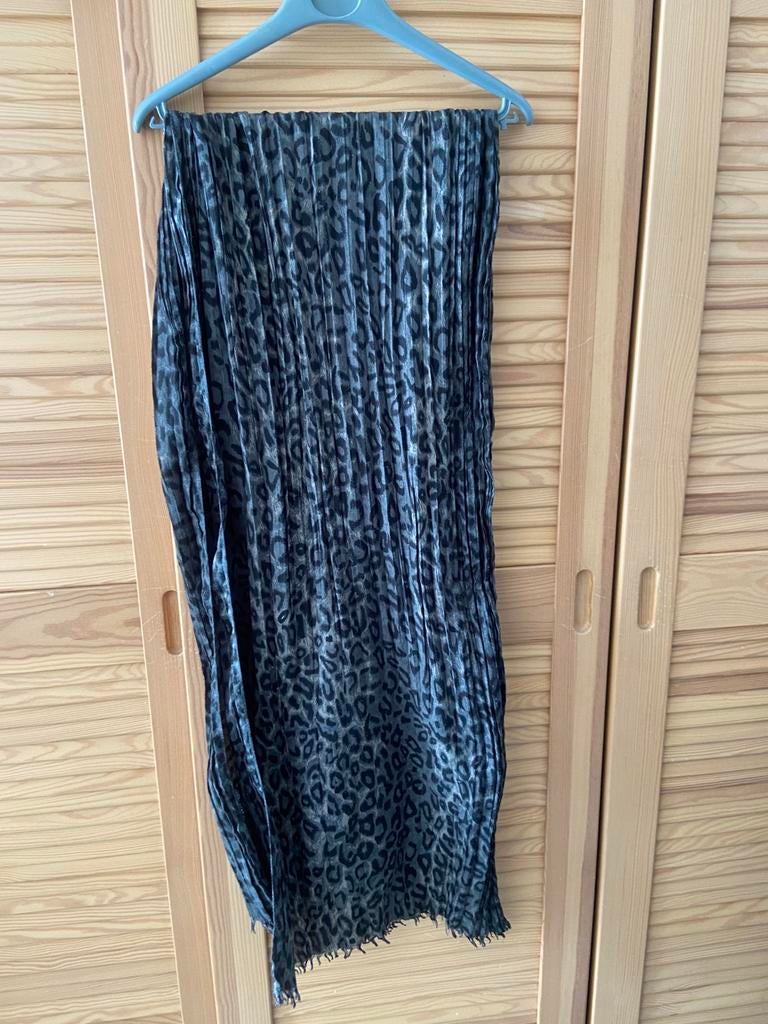Foulard assez grand, Enlèvement ou Envoi, Comme neuf