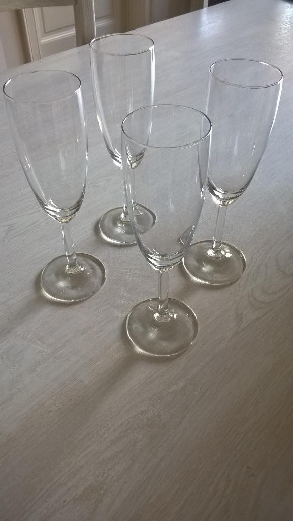 4 glazen voor champagne of cava, Enlèvement