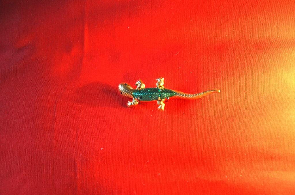 §  broche salamandre (33), Enlèvement ou Envoi, Utilisé, Autres matériaux, Avec strass