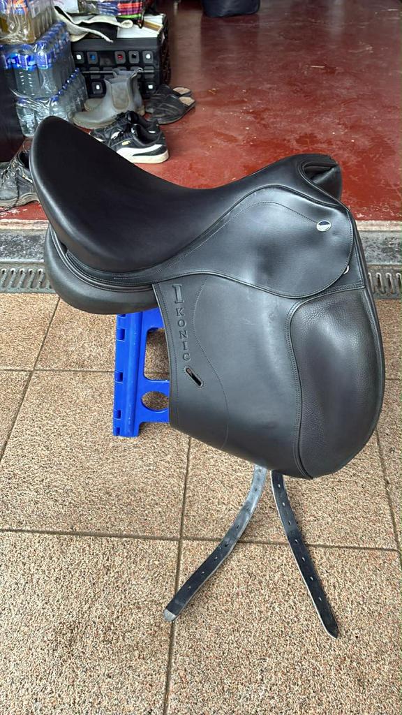 Zwart ikonic dressuurzadel 17,5 inch, Dieren en Toebehoren, Paarden en Pony's | Zadels, Zo goed als nieuw, Dressuur, Ophalen