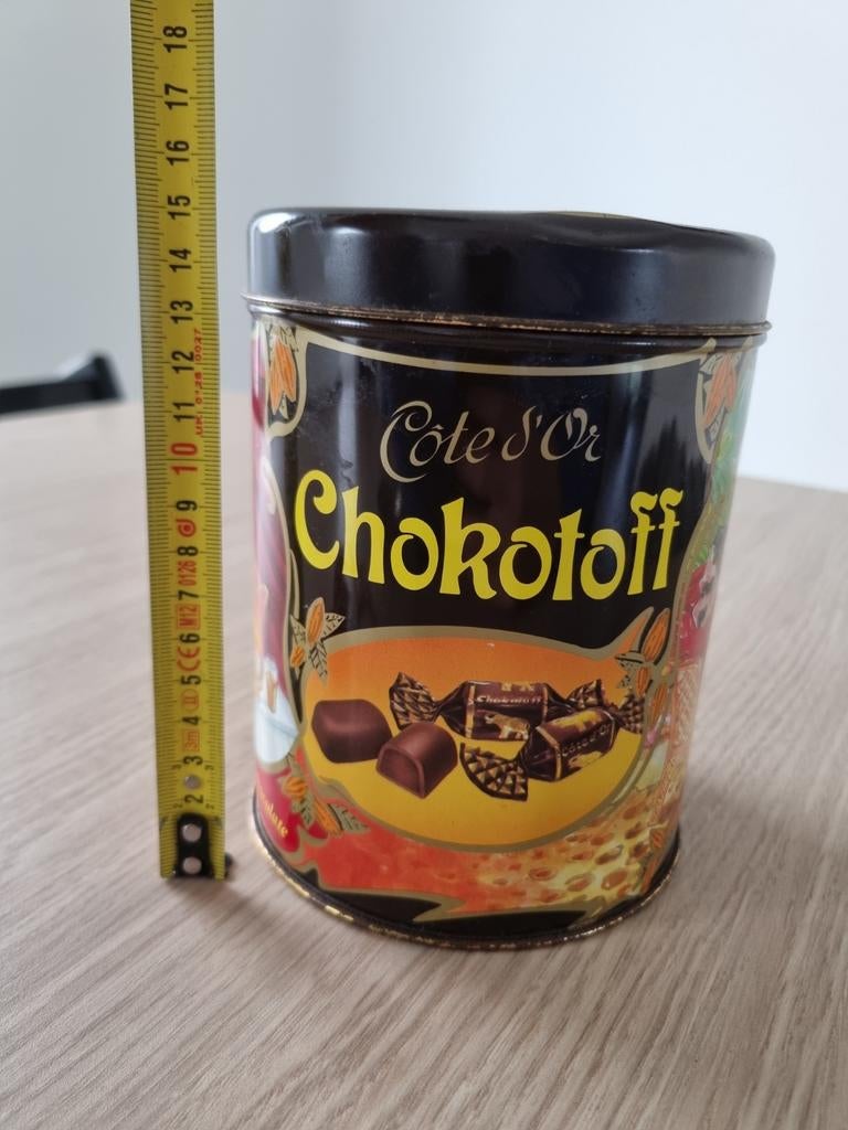 Vintage tinnen chokotoff doos. (1994), Verzenden
