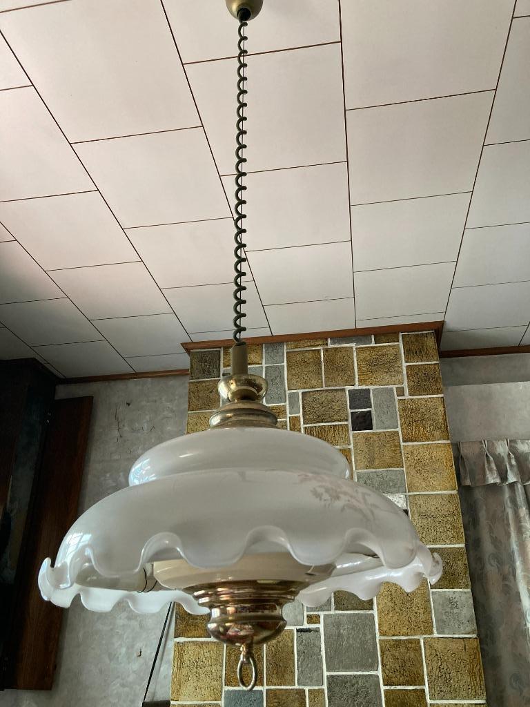 vintage luster/luchter met kap in melkglas (versierd), Huis en Inrichting, Ophalen of Verzenden, Zo goed als nieuw, Glas, 75 cm of meer