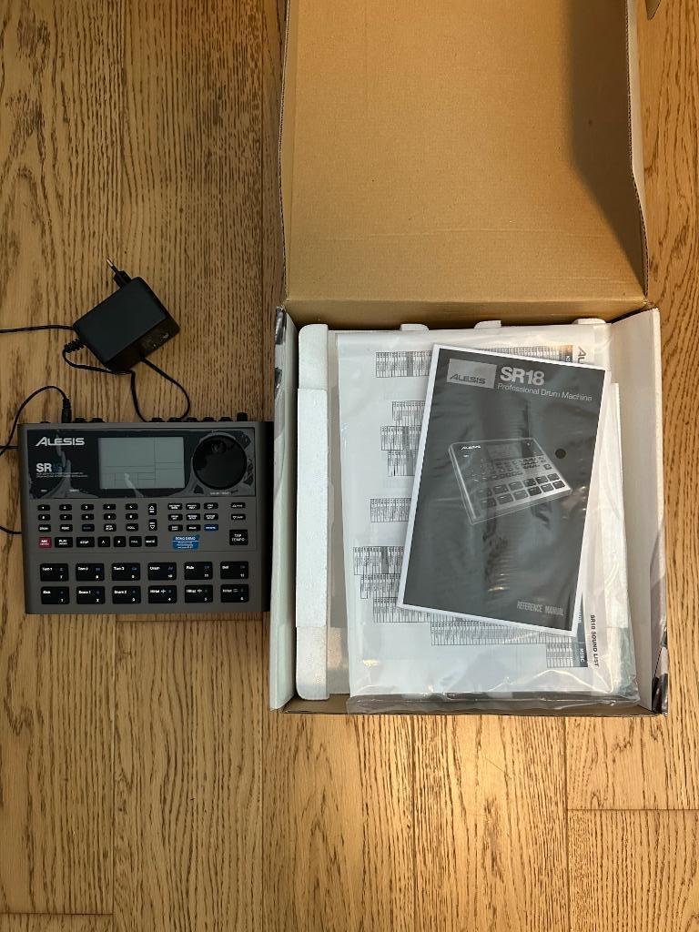 alesi sr 18 boite à rythmes, Audio, Tv en Foto, Professionele apparaten, Ophalen of Verzenden