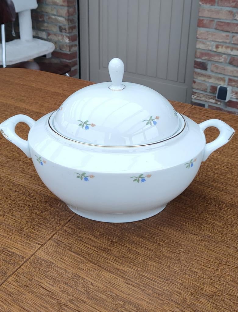 Grande soupière avec petites fleurs bleues en fine porcelain, Antiquités & Art