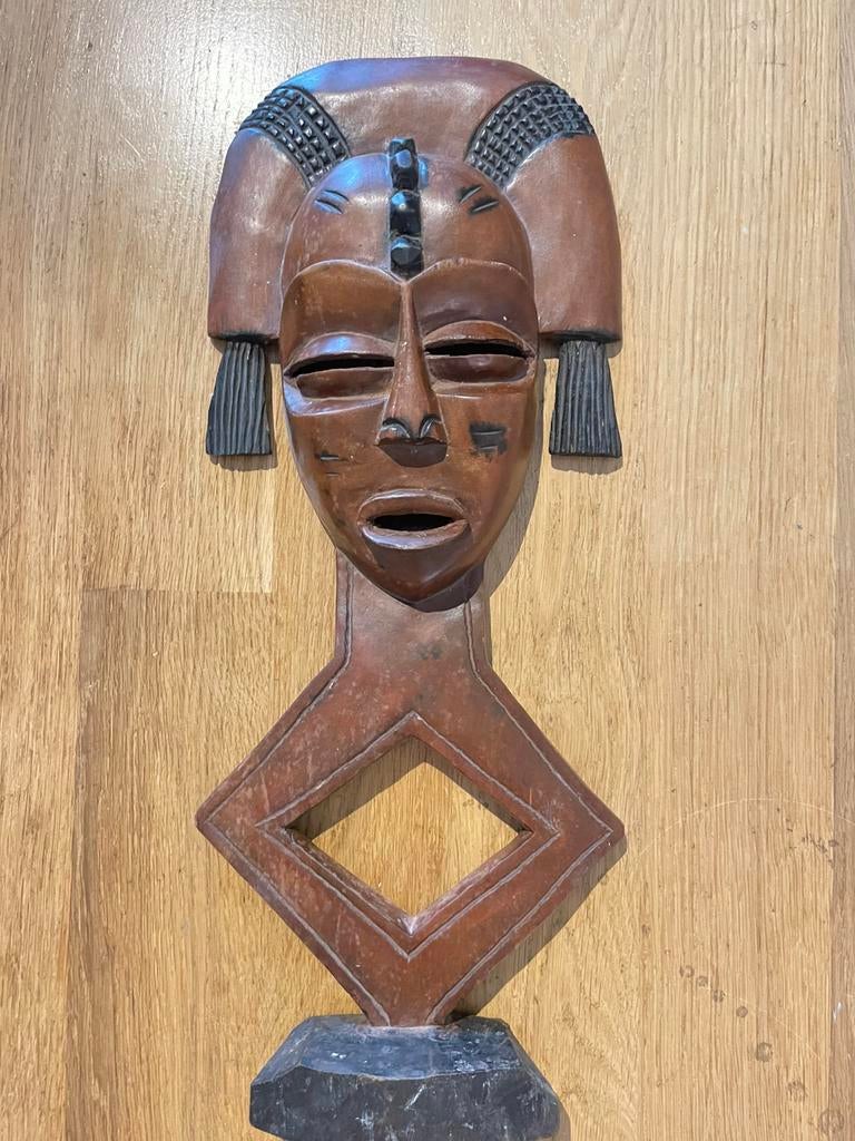 Kota reliekschrijn deco uit Gabon, Ophalen