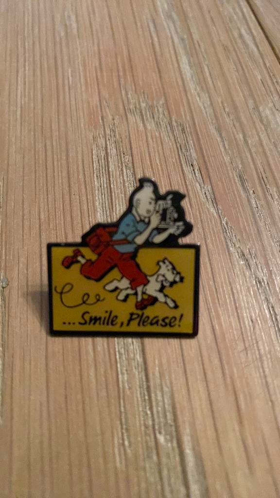 Pins kuifje smile please donkergeel, Verzamelen, Ophalen of Verzenden, Nieuw