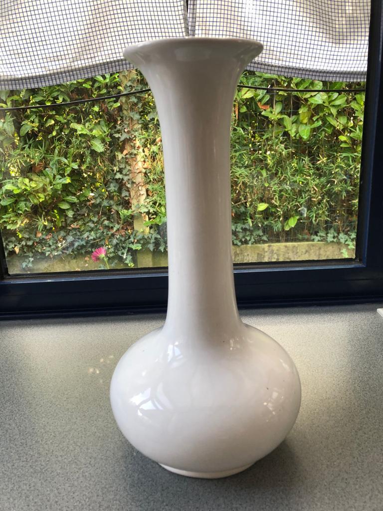 Lange witte vaas, Ophalen, Wit, Aardewerk of Porselein, Zo goed als nieuw