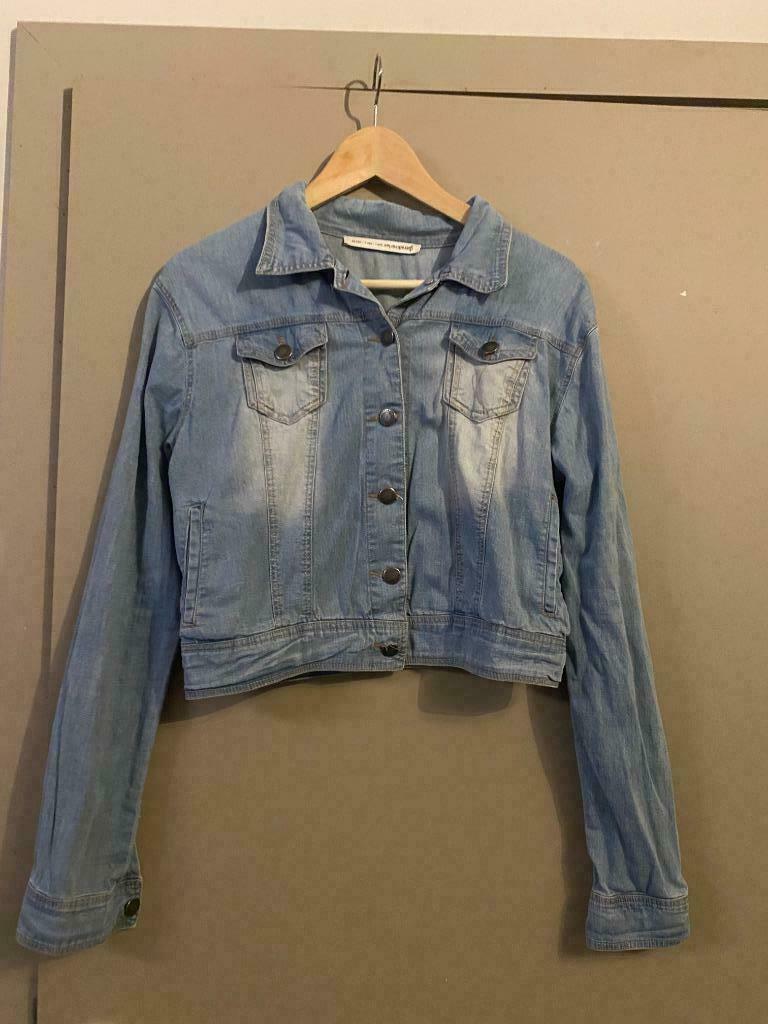 Jeansjas Stradivarius maat M/L, Kinderen en Baby's, Kinderkleding | Maat 110, Zo goed als nieuw, Meisje, Jas, Ophalen of Verzenden