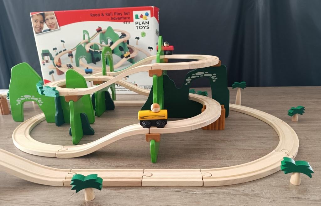 Plan Toys 6217 / Road & Rail Play Set Adventure, Enfants & Bébés, Enlèvement ou Envoi, Comme neuf