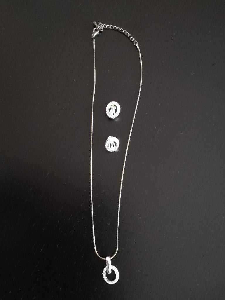 Ensemble collier + boucles d'oreilles, Bijoux, Sacs & Beauté, Colliers, Enlèvement ou Envoi, Comme neuf, Synthétique, Avec strass