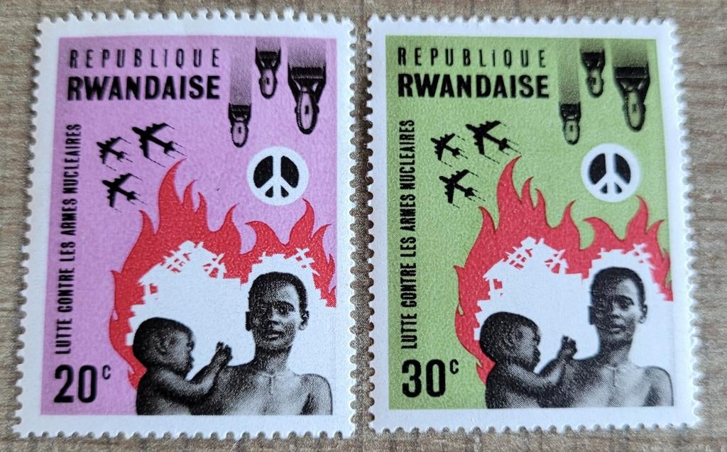 2 oude postzegels: Strijd tegen nucleaire wapens (Rwanda), Ophalen of Verzenden, Overige landen, Postfris