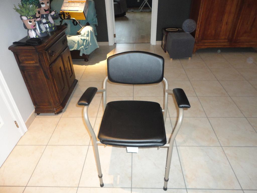 A vendre chaise percée, Divers, Enlèvement, Neuf