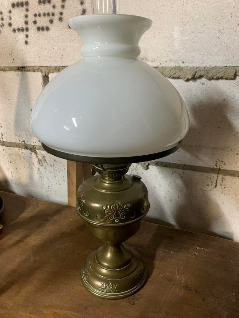 Antieke complete petroleum lamp koperen onderstel met opalin, Antiek en Kunst, Ophalen of Verzenden
