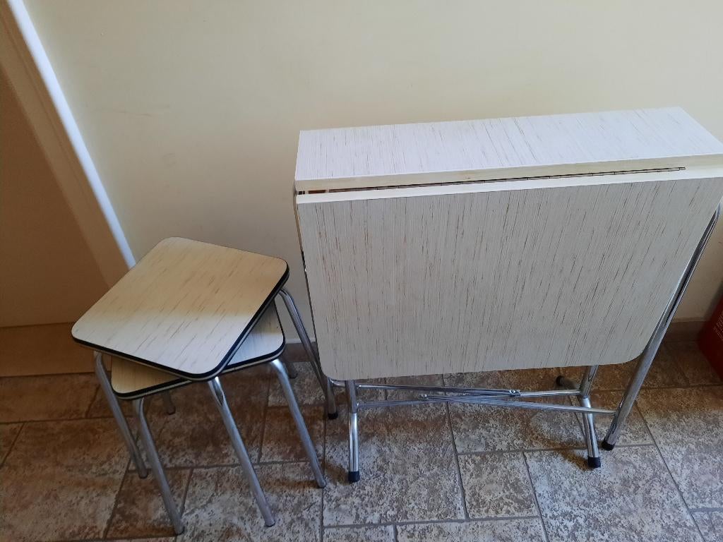 Vinted bijzettafel en 2 krukjes, Huis en Inrichting, Tafels | Bijzettafels, Ophalen, Gebruikt, 75 cm of meer, 60 cm of meer