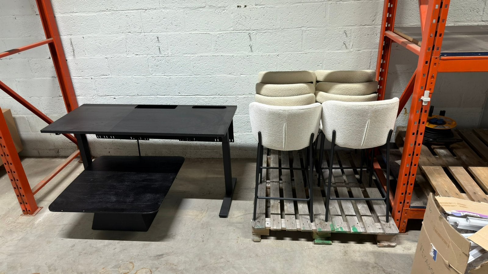 Bar- en tafelstoelen, bureau en salontafel, Ophalen