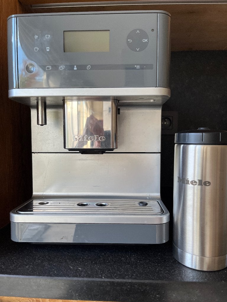 Machine à café entièrement automatique Miele CM 6310, Electroménager, Réservoir d'eau amovible, Café moulu, Utilisé, 10 tasses ou plus