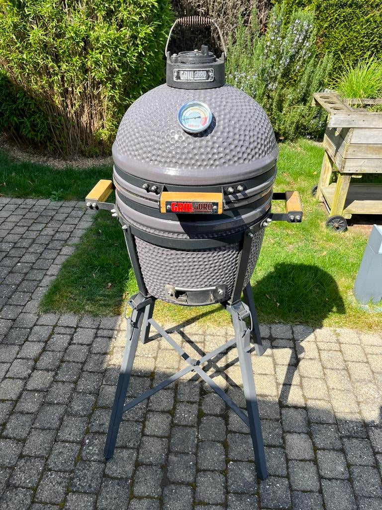 Kamado Grill Guru Compact 33 cm, Tuin en Terras, Houtskoolbarbecues, Ophalen, Gebruikt, Met accessoires