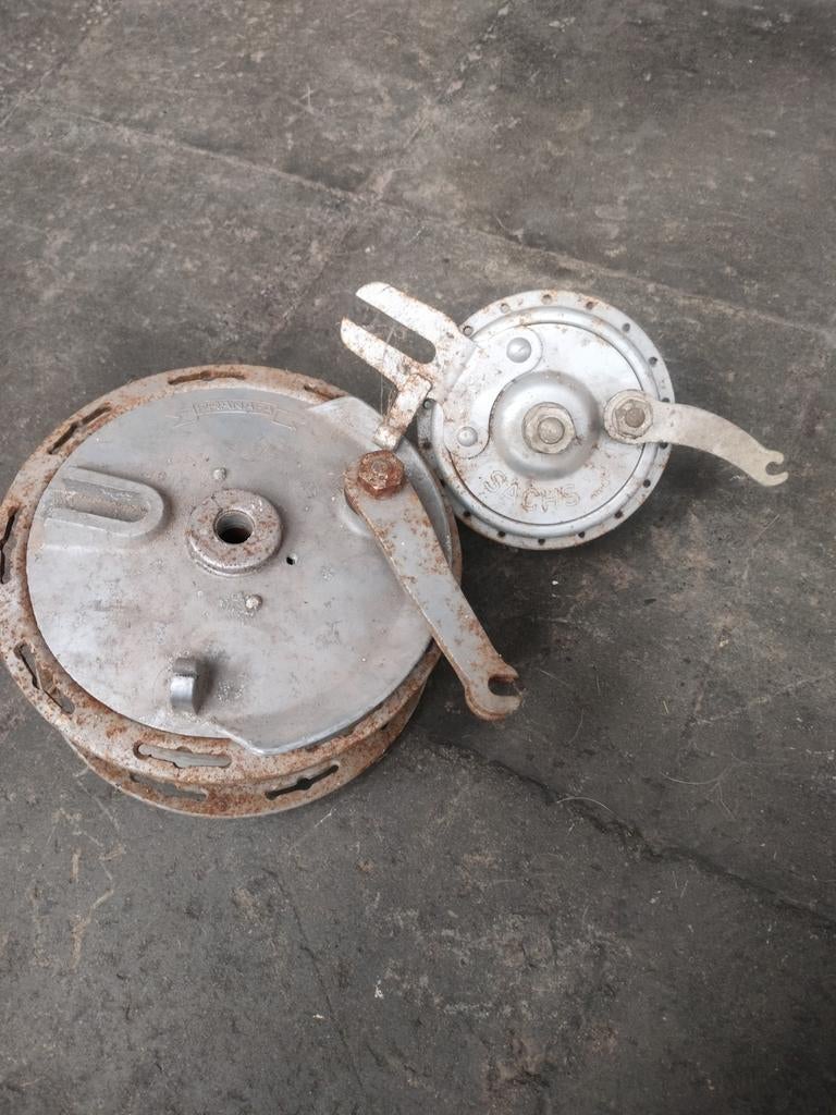 Deux moyeux de roues pour cyclos anciens et motos anciennes, Enlèvement ou Envoi