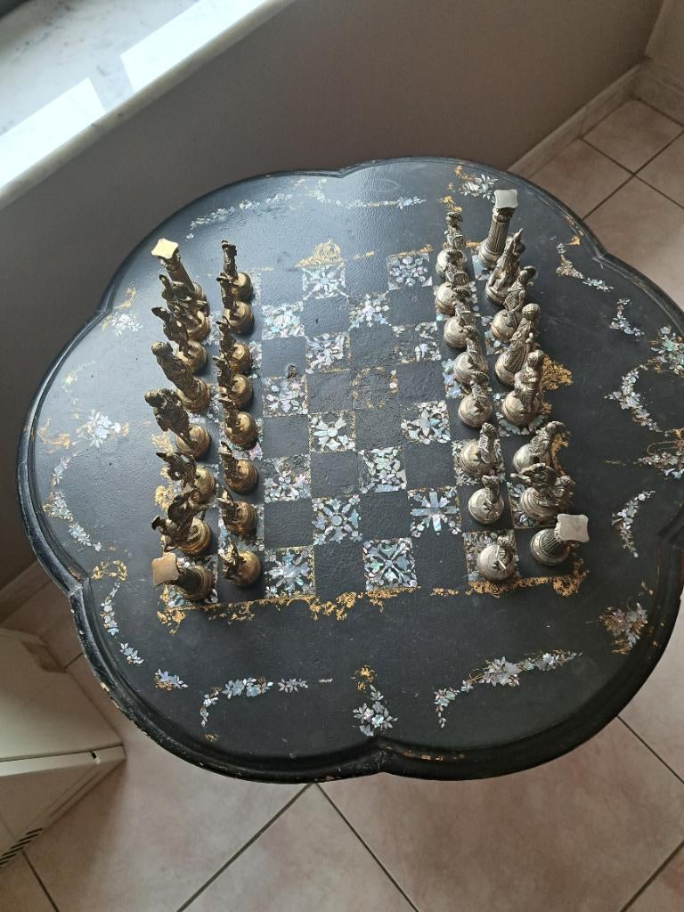 Antieke schaaktafeltje, Ophalen