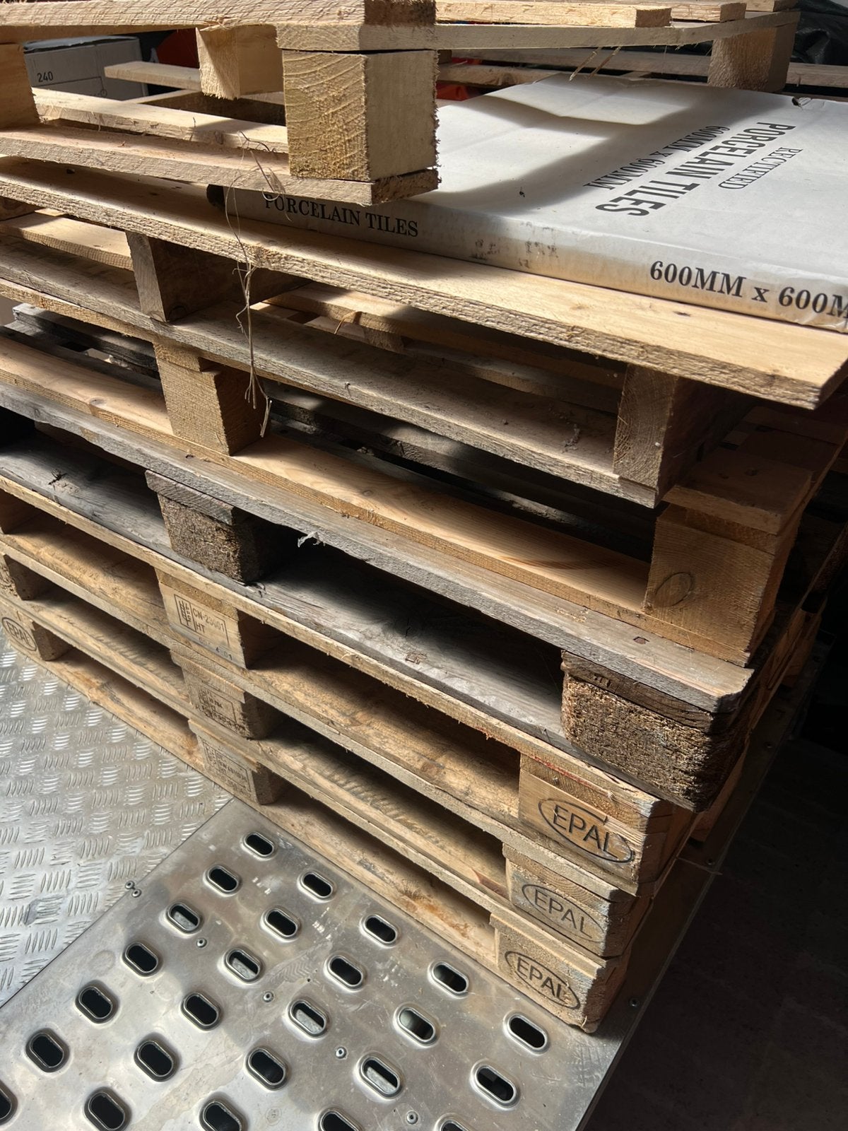 7 palettes (dont 4 palettes euro), Enlèvement ou Envoi, Comme neuf