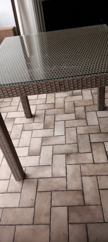 Tafel in rotan, Enlèvement, Utilisé