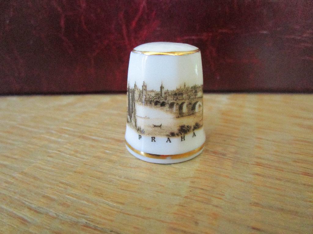 4 vingerhoedjes Tsjechië, Verzamelen, Vingerhoedjes, Nieuw, Porselein, Ophalen of Verzenden