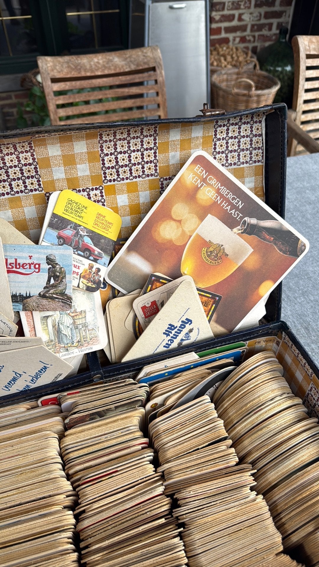 Bierkaartjes +- 800 in oude valies, Ophalen, Zo goed als nieuw
