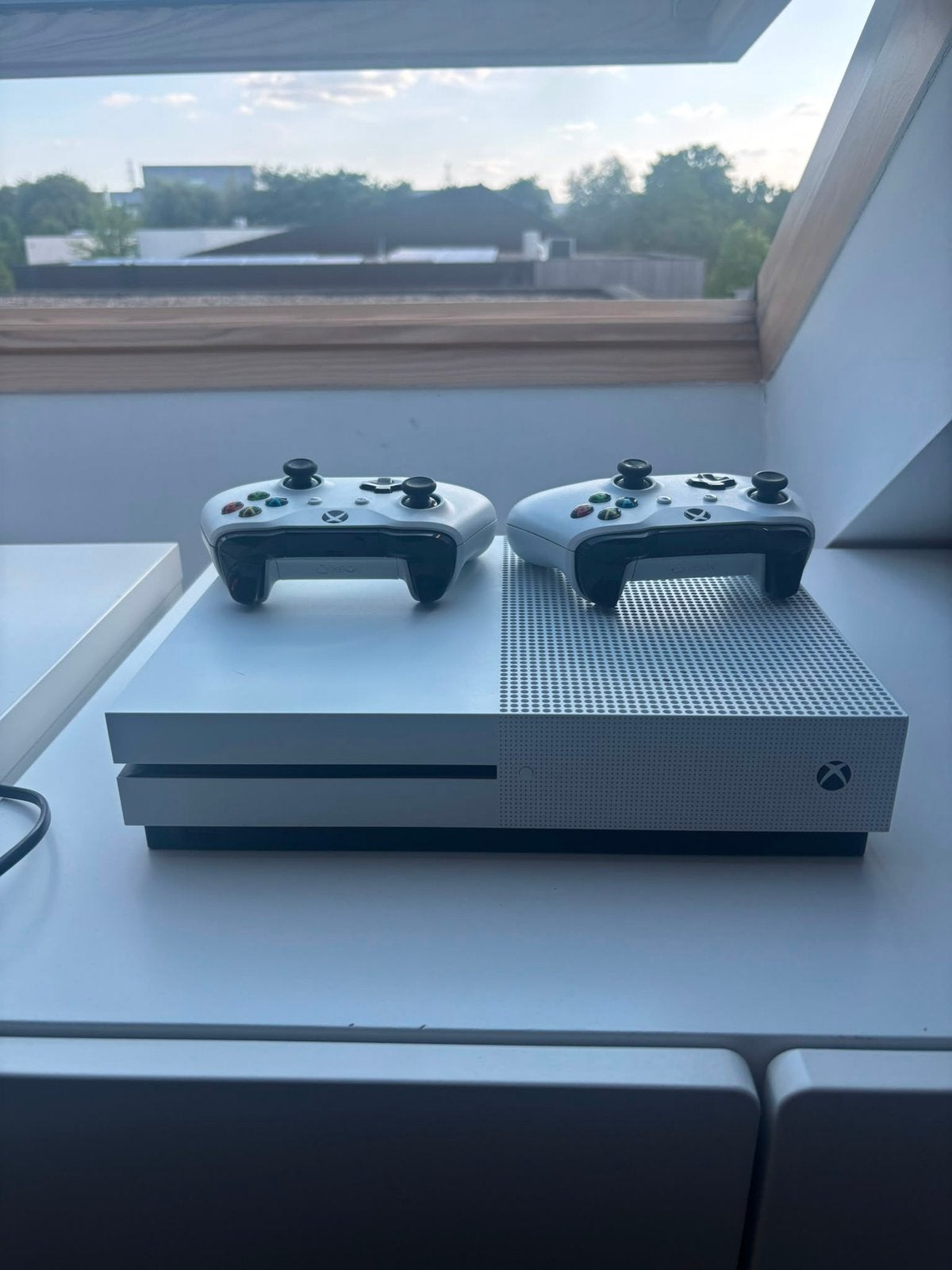 Xbox one s met 2 controllers, Consoles de jeu & Jeux vidéo, Consoles de jeu | Xbox One, Enlèvement, Comme neuf, Avec 2 manettes