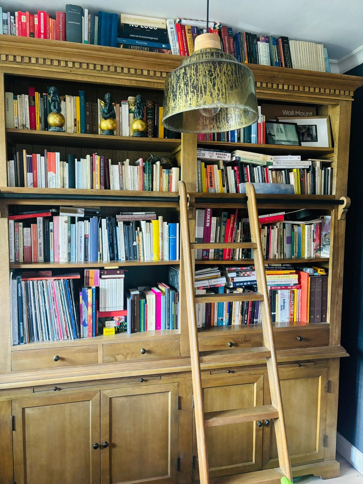 Bibliotheek - boekenkast uit eik met ladder, Huis en Inrichting, Kasten | Boekenkasten, Ophalen, Gebruikt, Eikenhout
