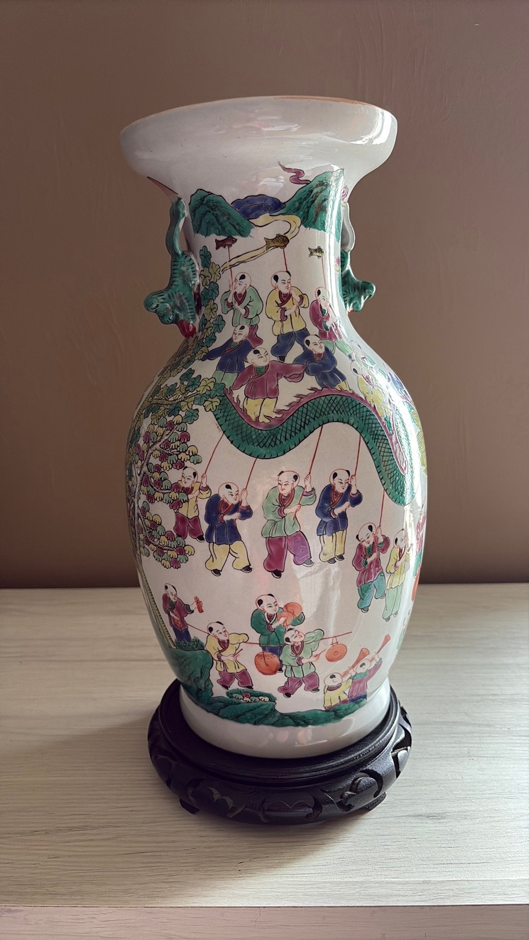 Vase chinois Famille Rose, base en bois, hauteur 42,5 cm, Enlèvement ou Envoi