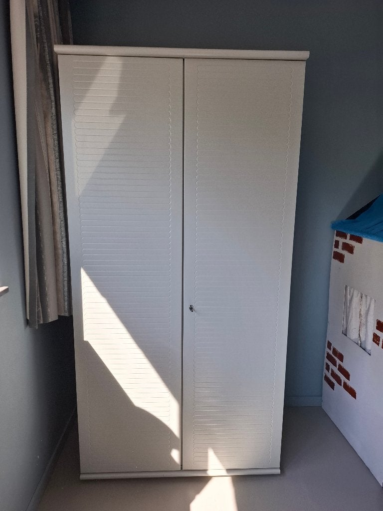 Gratis: Kledingkast kinderkamer, Huis en Inrichting, Ophalen, Overige materialen, Met deur(en), Gebruikt