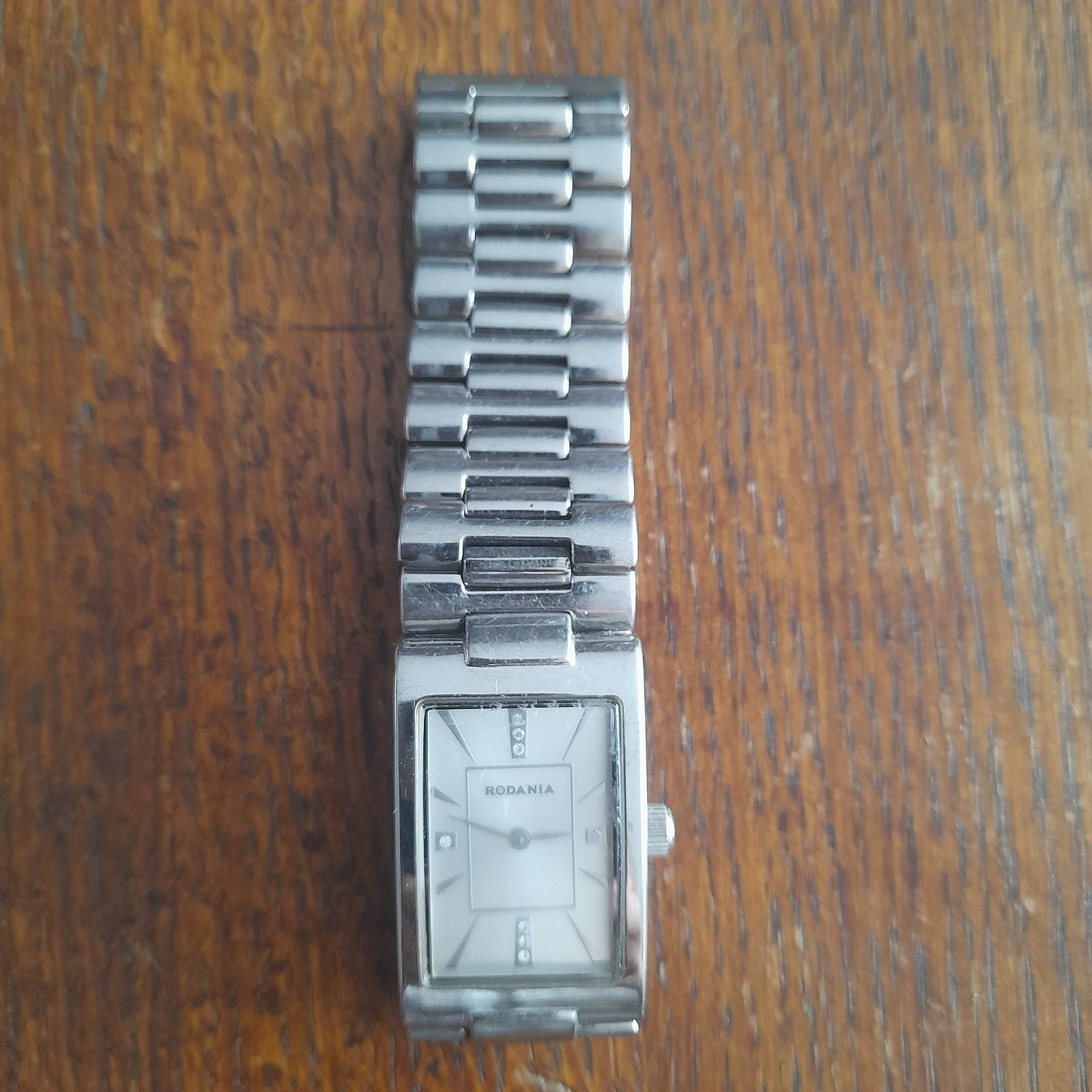 MONTRE POUR FEMME RODANIA AVEC PIERRES, Bijoux, Sacs & Beauté, Montre-bracelet, Autres marques, Enlèvement ou Envoi, Acier