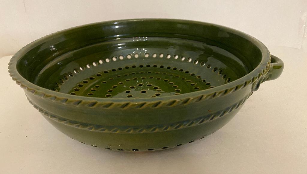 Mooi vergiet in groen geglazuurd aardewerk., Ophalen