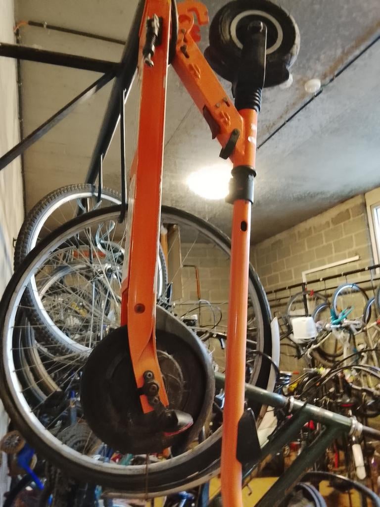 Kapotte denver step er zit een motor een band, Fietsen en Brommers, Steps, Ophalen
