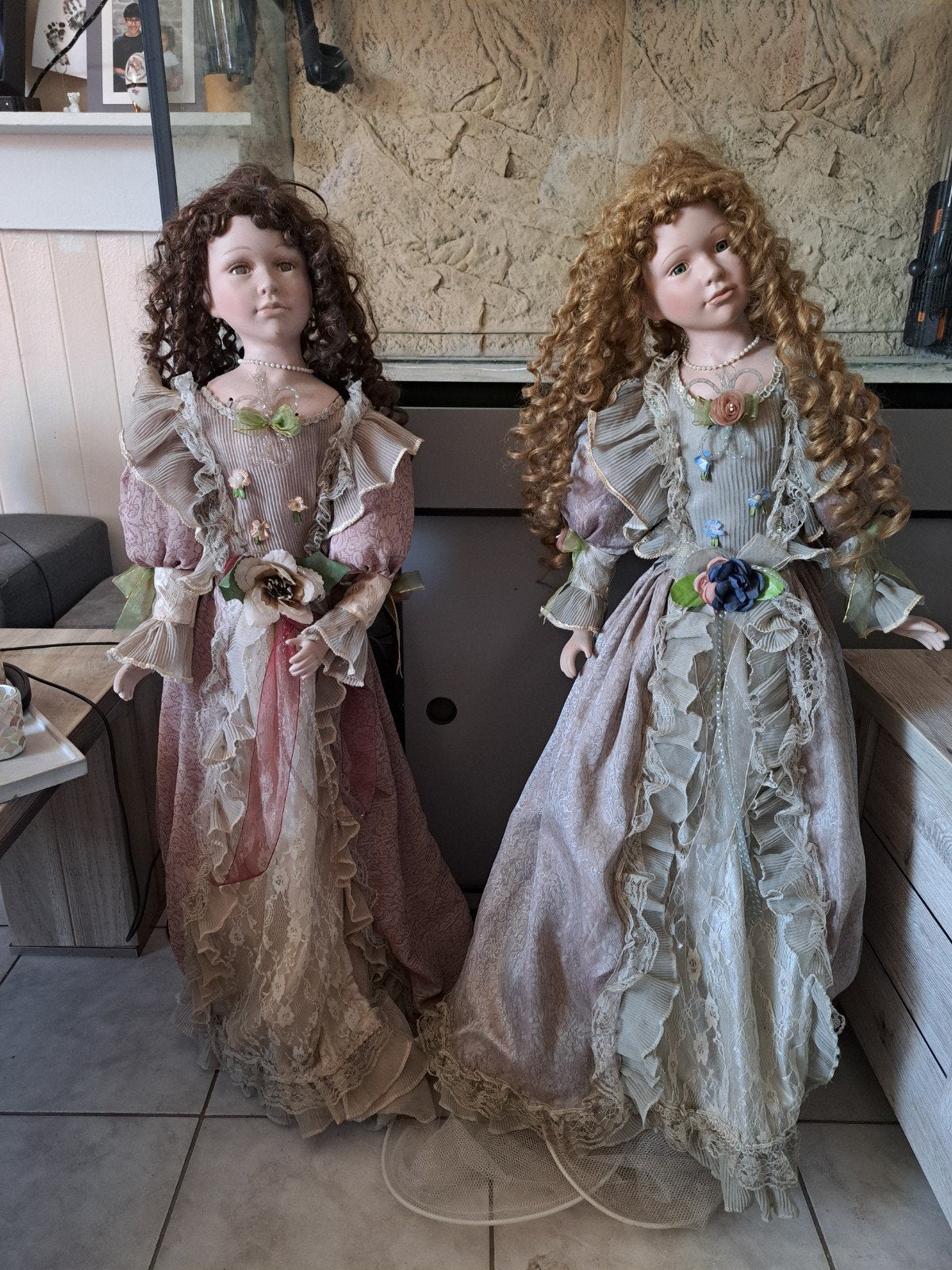 2 anciennes  poupées en porcelaine de 1m de haut sur socle, Collections, Poupées, Enlèvement ou Envoi, Utilisé, Poupée