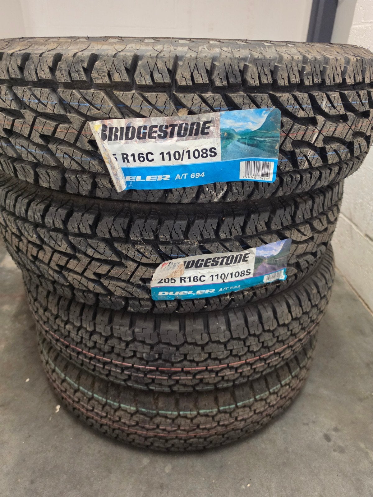 4  nouveaux pneus all season Bridgestone 205 R16 C, Auto-onderdelen, Banden en Velgen, Ophalen, Band(en)