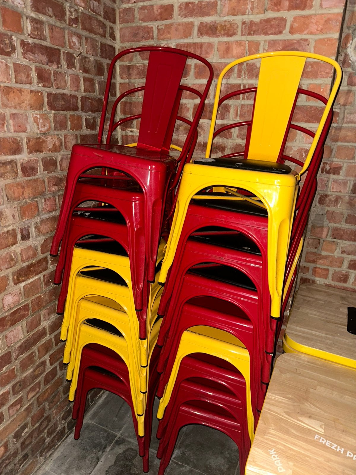 20 chaises métalliques jaune et rouge, Enlèvement, Comme neuf, Rouge