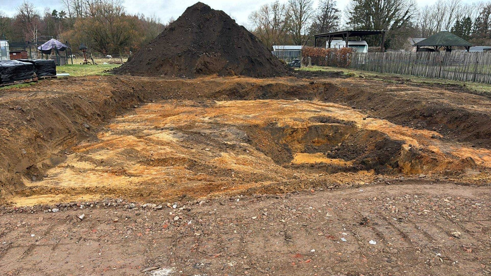 Zwarte zand met beton/steenpuin, Tuin en Terras, Zand, Ophalen