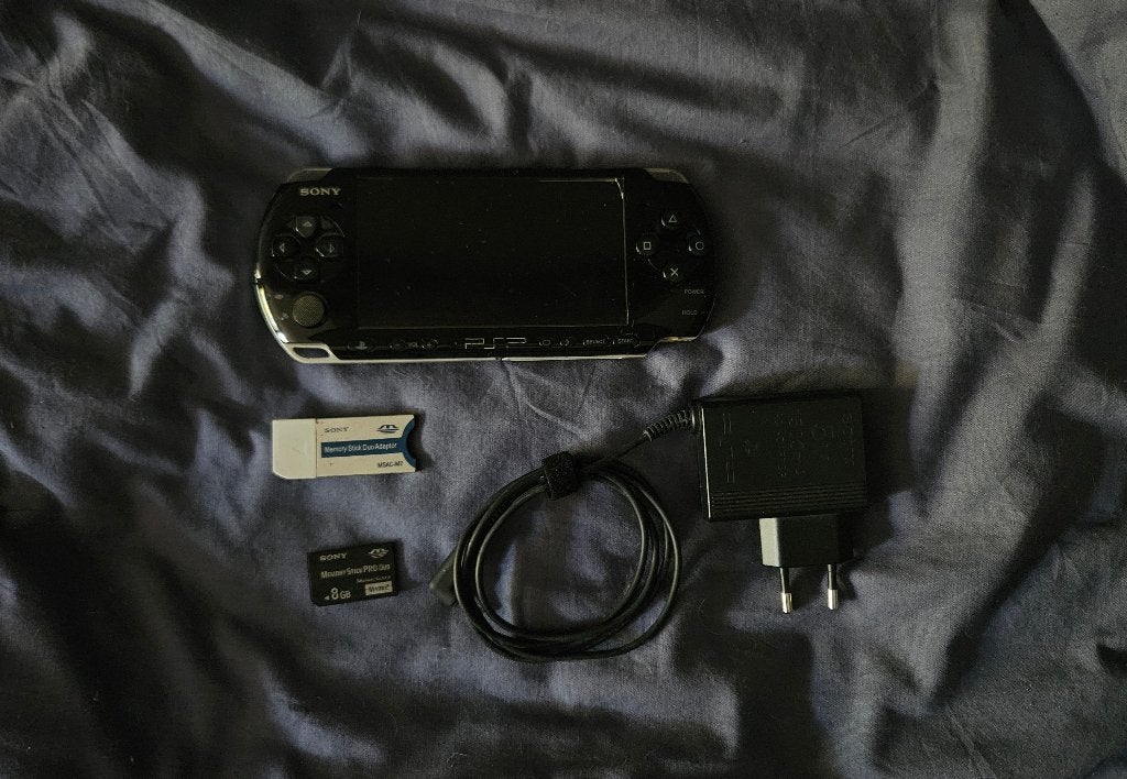 Psp 3004 avec chargeur, carte mémoire et adaptateur et mod, Consoles de jeu & Jeux vidéo, Enlèvement ou Envoi, Utilisé, Noir, PSP 3000