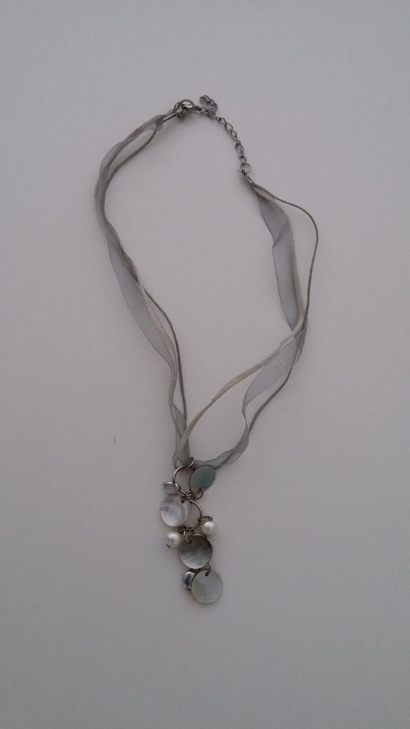 Wit/grijze ketting NIEUW!, Handtassen en Accessoires, Kettingen, Ophalen of Verzenden, Nieuw, Grijs, Overige materialen