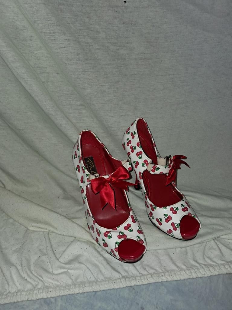 Vintage hoge hakken kersen, maat 36, Pinup Couture, Kleding | Dames, Wit, Pinup Couture, Ophalen of Verzenden, Zo goed als nieuw