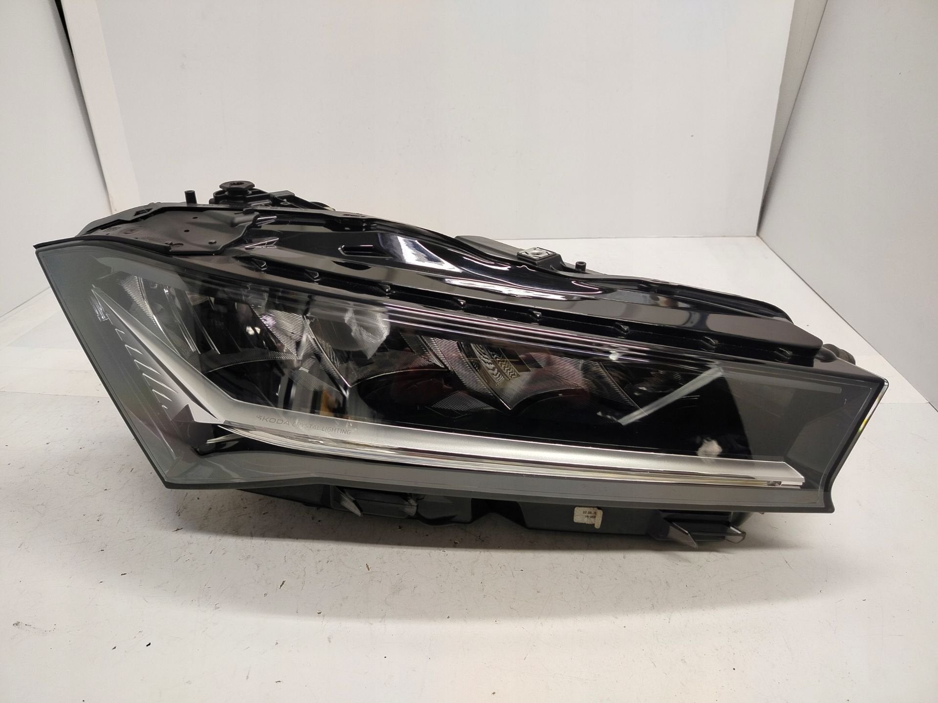 Phare droit Skoda Superb IV 3P1.941.016, Infoline@skoda-auto.cz, Tr. Vaclava Klementa 869
293 01  Mlada Boleslav, CZ, Utilisé