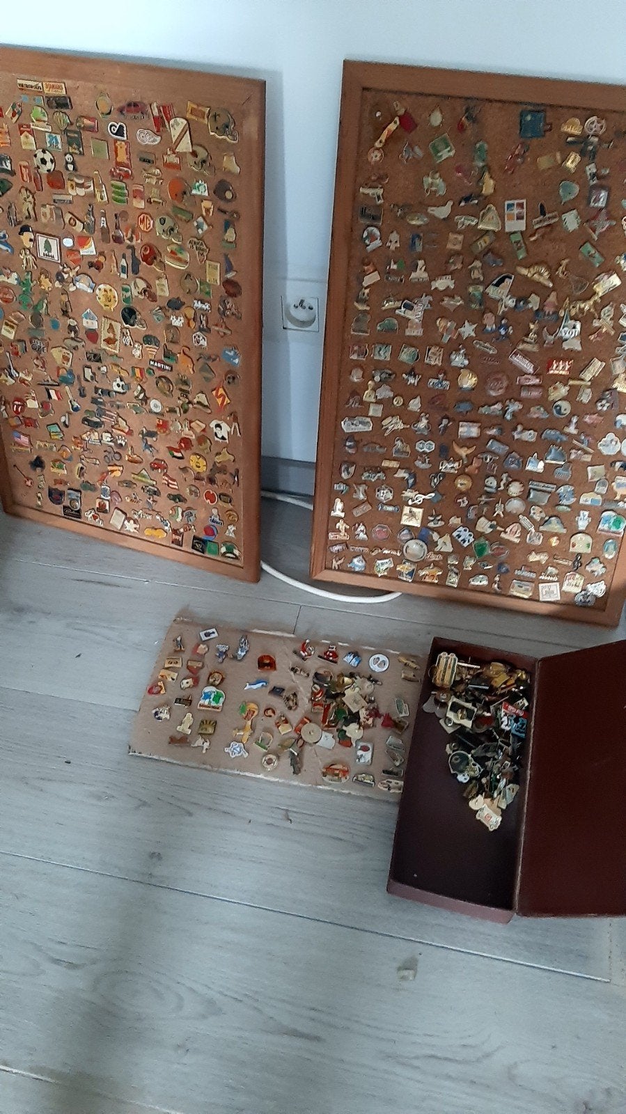 pins pour collection. 690 pièces, Collections