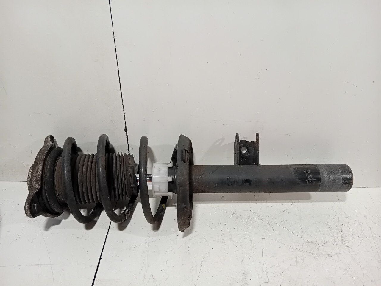 Veerpoot rechts voor Mercedes-Benz GLB, Onderdelen@venauto.nl, Van der Ven Autorecycling B.V., Ettenseweg 76, 4706 PB Roosendaal, The Netherlands