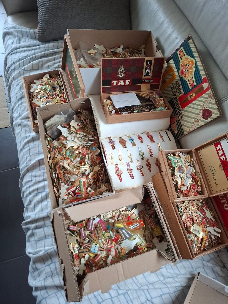 Doos met duizenden sigarenbanden allerlei,, Verzamelen, Ophalen, Gebruikt, Sigarenbandjes