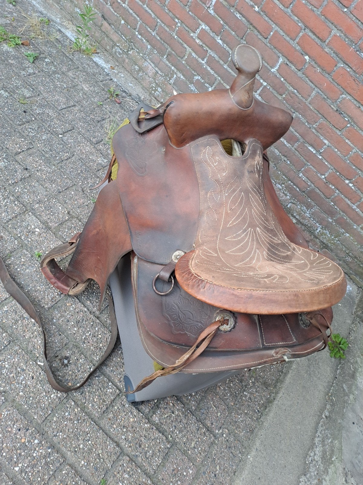 Twee paarden zadelen(prijs per zadel)