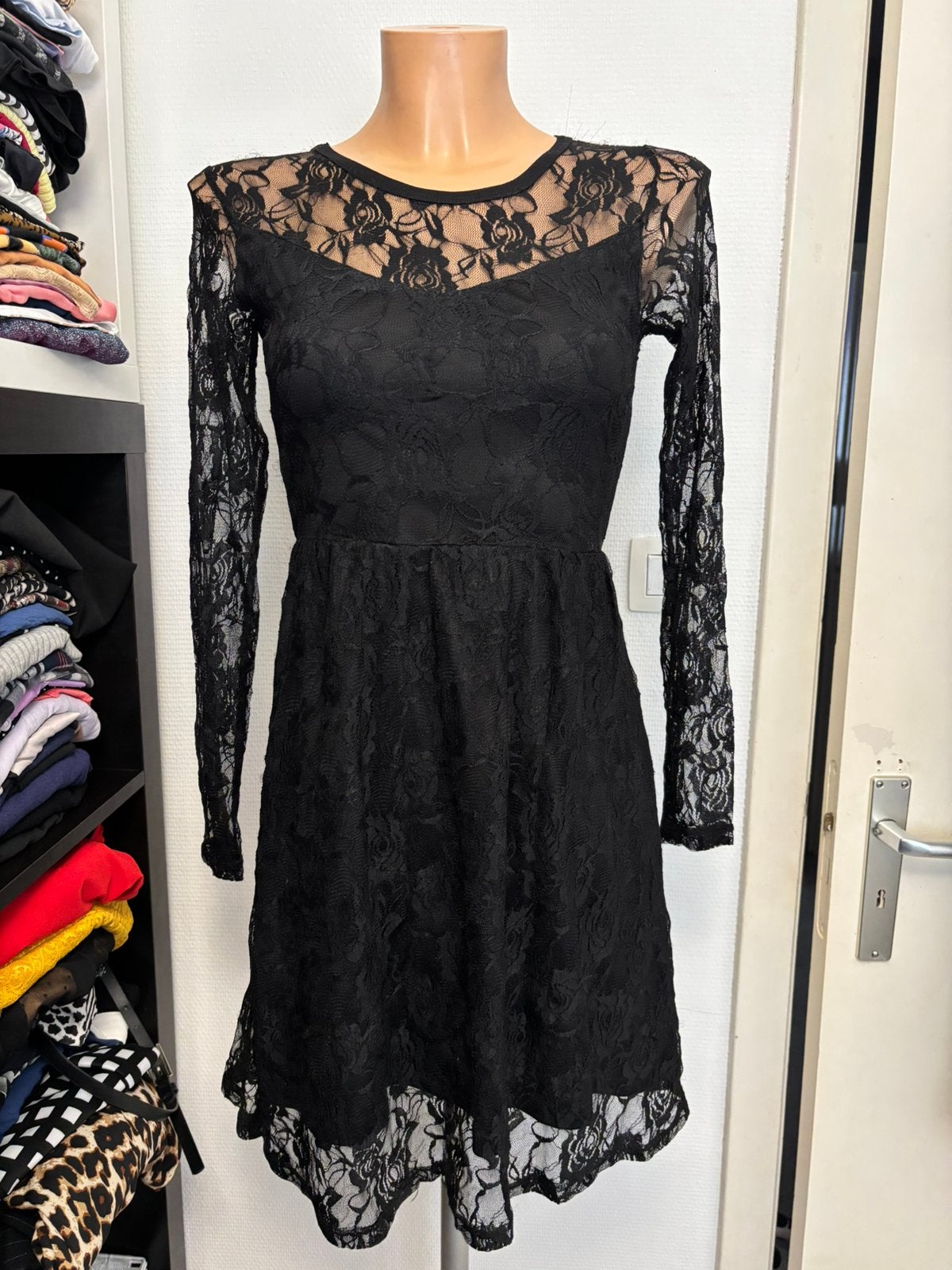 Robe noire dentelle neuve, Enlèvement ou Envoi, Neuf, Taille 36 (S), Noir