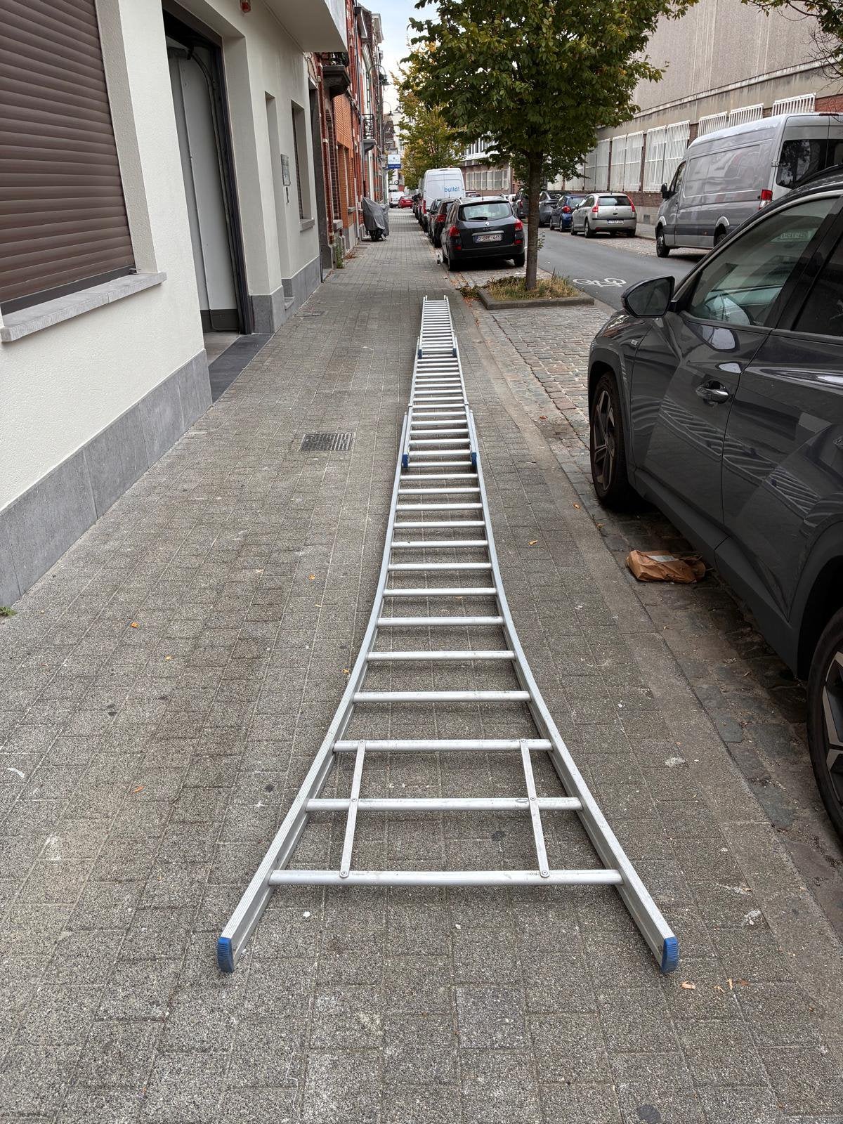 Drievoudige ladder van 11 meter, Ophalen, Zo goed als nieuw, Ladder, Opvouwbaar of Inschuifbaar