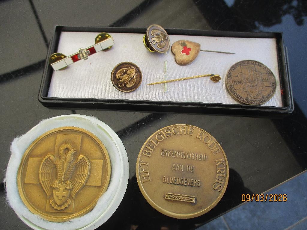 Bloeddonor emblemen Rode Kruis, Postzegels en Munten, Penningen en Medailles, Ophalen of Verzenden, Overige materialen