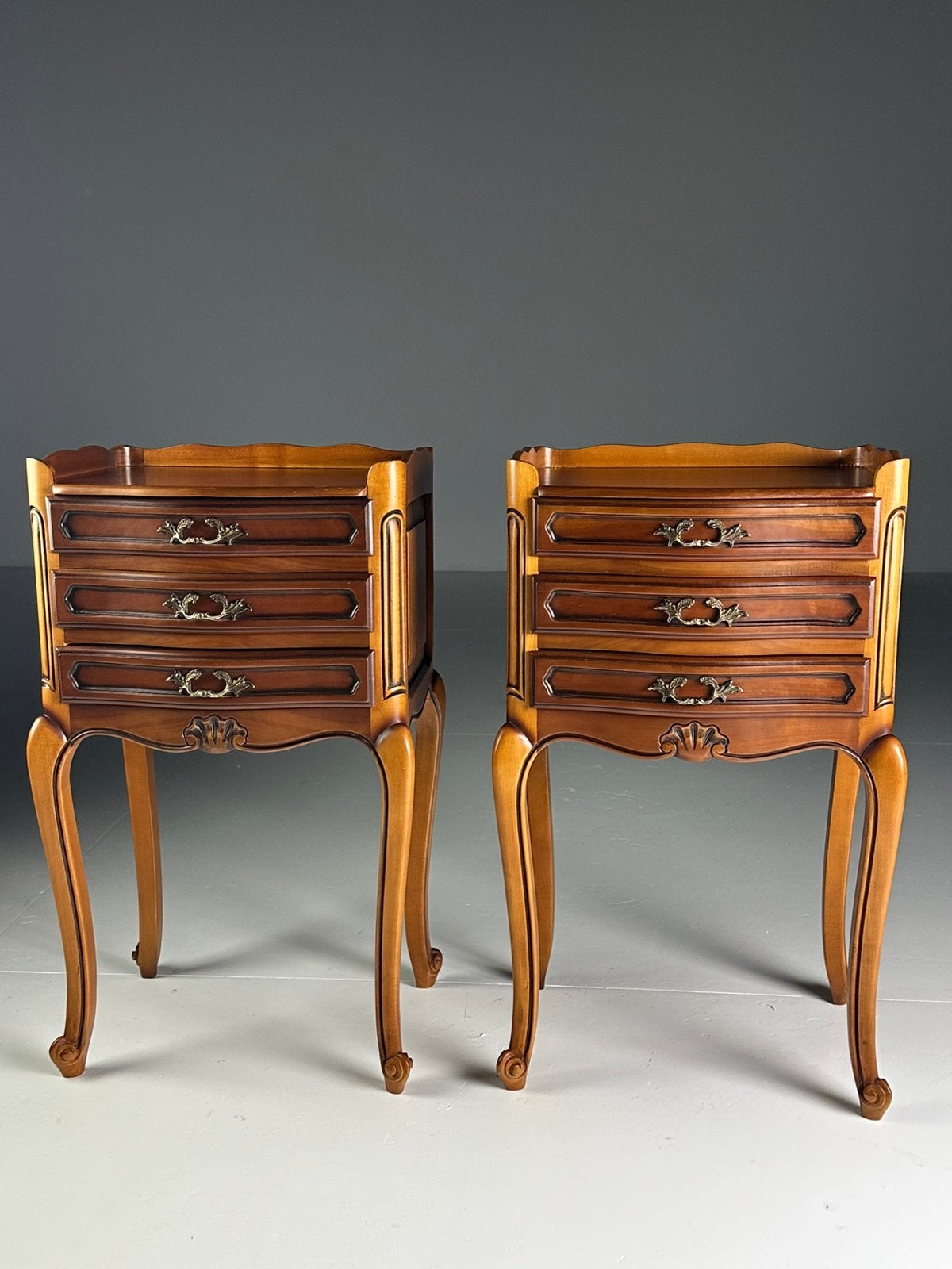 Ensemble de deux tables de chevet vintage du milieu du XXe, Enlèvement, Comme neuf, Bois